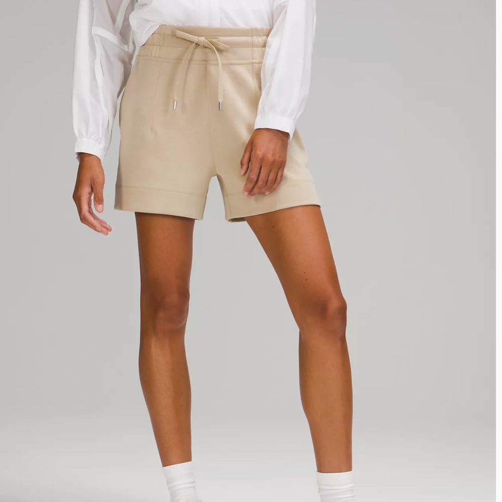 Lululemon size 8 soft ambitions high-rise short 4”